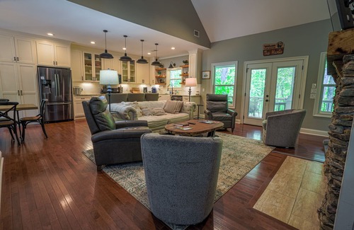 Dahlonega House | Discover Robin's Nest: 4 Beds, Hot Tub & Game Room!
