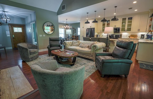 Dahlonega House | Discover Robin's Nest: 4 Beds, Hot Tub & Game Room!