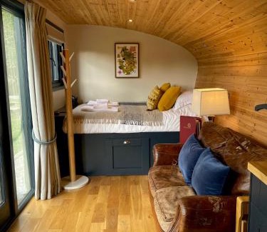 Foolow Apartment | Relax at Robin's Nest - Top Cabin for Families and Pets