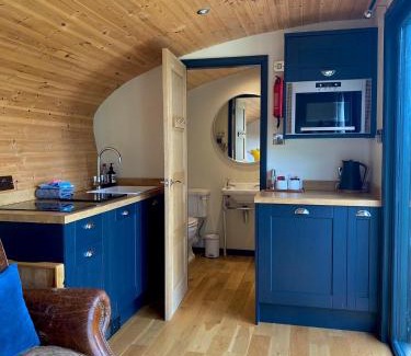Foolow Apartment | Relax at Robin's Nest - Top Cabin for Families and Pets