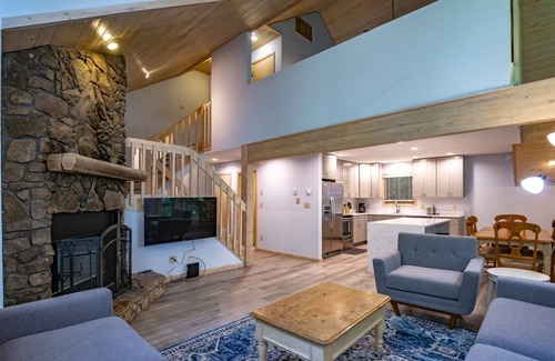 Davis House | Relax at Robin's Perch - Pet-Friendly Retreat with Spa