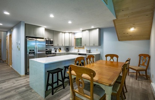 Davis House | Relax at Robin's Perch - Pet-Friendly Retreat with Spa