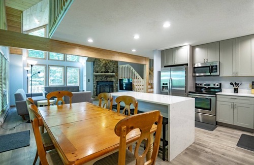 Davis House | Relax at Robin's Perch - Pet-Friendly Retreat with Spa