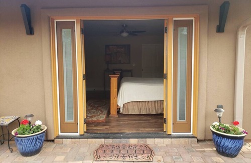 Oak Creek House | Inviting Suite with Breakfast & Kitchen - 10/10 Rated Stay