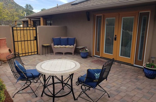 Oak Creek House | Inviting Suite with Breakfast & Kitchen - 10/10 Rated Stay