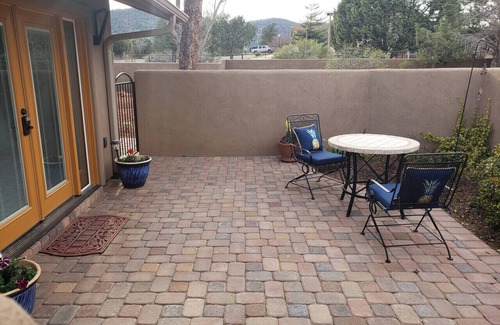 Oak Creek House | Inviting Suite with Breakfast & Kitchen - 10/10 Rated Stay