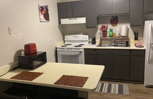 Sherwood Park House | Family-Friendly Robinhood Studio Apartment with Kitchen