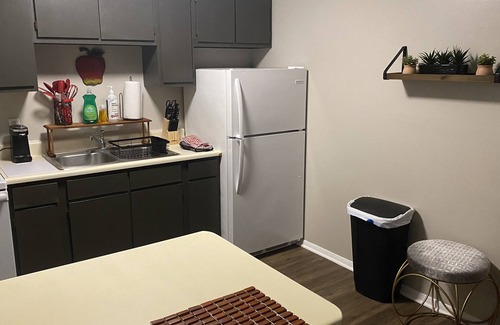Sherwood Park House | Family-Friendly Robinhood Studio Apartment with Kitchen