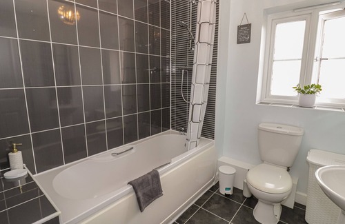Evesham Cottage | Family-Friendly Robins Cottage with Garden in Evesham