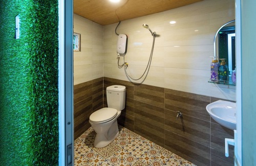 Duc Trong House | Cozy Robins Guesthouse: Family-Friendly Stay with Dining