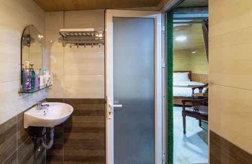 Duc Trong House | Cozy Robins Guesthouse: Family-Friendly Stay with Dining