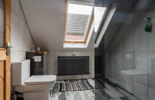Frampton Apartment | Explore Robins Nest: A Top-Rated Retreat for Travelers!