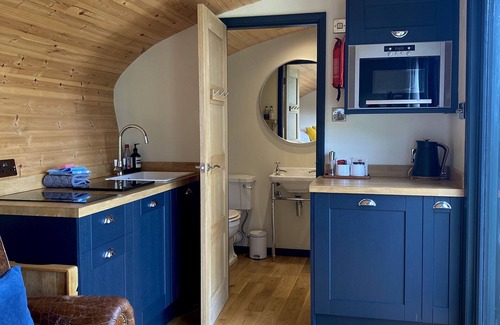 Foolow Cabin | Cozy Robin's Nest Cabin with Kitchen and Breakfast Included
