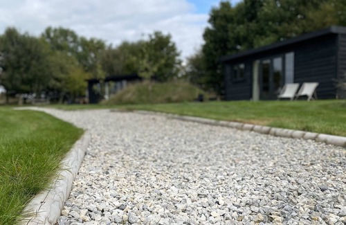 Foolow Cabin | Cozy Robin's Nest Cabin with Kitchen and Breakfast Included