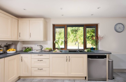 Truro Cottage | Robins Rest: Pet-Friendly Cottage for 8 with Top Ratings