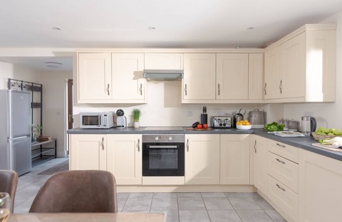Truro Cottage | Robins Rest: Pet-Friendly Cottage for 8 with Top Ratings