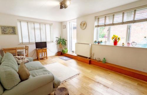 Billingshurst House | Family-Friendly Retreat at Robins Rest, Billingshurst