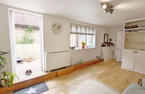 Billingshurst House | Family-Friendly Retreat at Robins Rest, Billingshurst