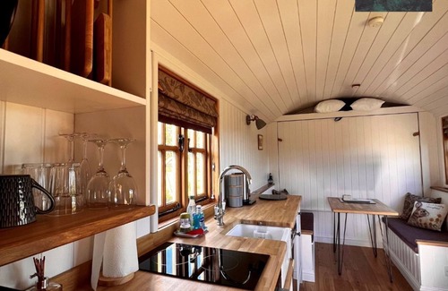 Alfriston Cabin | Relax at Robins Retreat: Hot Tub & Orchard Escape