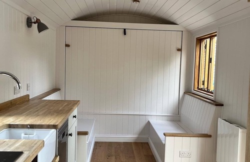 Alfriston Cabin | Relax at Robins Retreat: Hot Tub & Orchard Escape