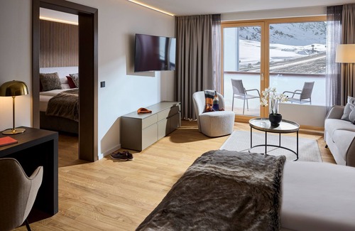 Zuers Hotel | Discover ROBINSON ALPENROSE ZÜRS: Family-Friendly Retreat