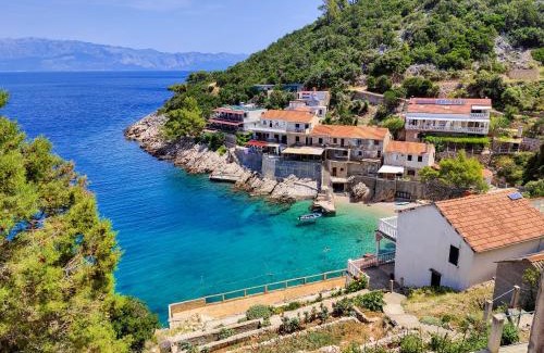 Gdinj Apartment | Stunning Oceanfront Robinson Lenka with 9.8 Guest Rating