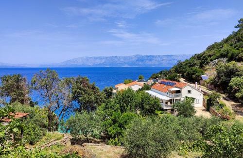 Gdinj Apartment | Stunning Oceanfront Robinson Lenka with 9.8 Guest Rating