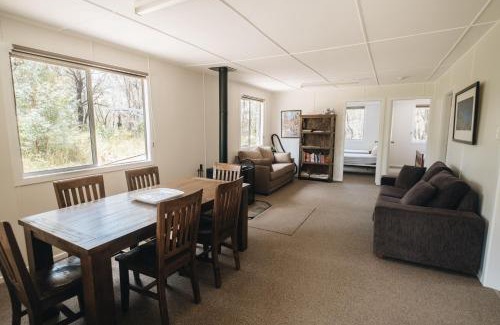 Boorook House | Robinsons Cabin: Guest Rated 10/10 with Kitchen Amenities