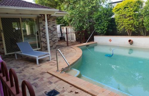 Tewantin Bed & Breakfast | Premier Stay at Robyn's Nest - Family-Friendly B&B with Pool