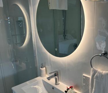 Tewantin Bed & Breakfast | Premier Stay at Robyn's Nest - Family-Friendly B&B with Pool