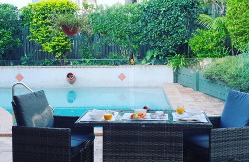 Tewantin Bed & Breakfast | Premier Stay at Robyn's Nest - Family-Friendly B&B with Pool