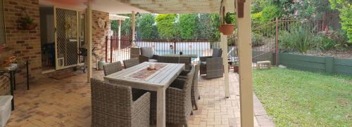 Tewantin Bed & Breakfast | Premier Stay at Robyn's Nest - Family-Friendly B&B with Pool
