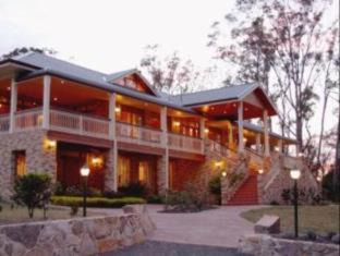 Merimbula House | Relax at Robyn's Nest Lakeside Resort with Oceanfront Views