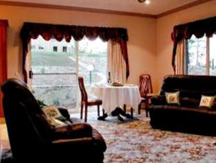 Merimbula House | Relax at Robyn's Nest Lakeside Resort with Oceanfront Views