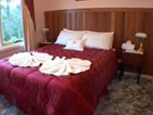 Merimbula House | Relax at Robyn's Nest Lakeside Resort with Oceanfront Views