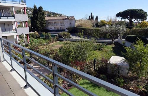 Le Lavandou Hotel | Oceanfront Roc Hotel - 4-Star Retreat with Private Beach
