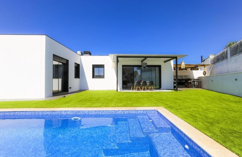 El Roc de Sant Gaieta Villa | Roc Planetcostadorada: Family-Friendly Escape with Pool