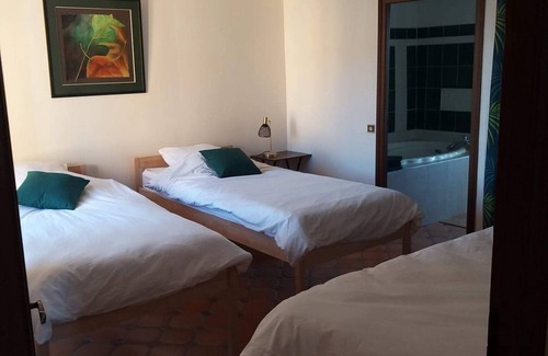 Cales House | Rocamadour Gite for 11: Nature, Well-being & Lake Views