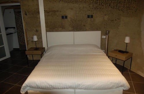 Louresse-Rochemenier Hotel | Discover Rocaminori Hôtel: Pet-Friendly with Top Ratings