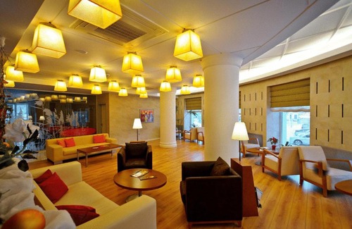 Sviatohirsk Hotel | Roche Royal Hotel: 4-Star Comfort with Pool & Pet-Friendly Options