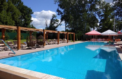 Sviatohirsk Hotel | Roche Royal Hotel: 4-Star Comfort with Pool & Pet-Friendly Options