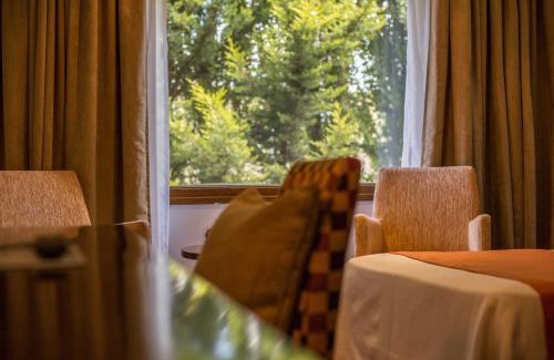 Macrozona Bahia Redonda y Primeros Faldeos Hotel | Discover Rochester Calafate: 4-Star Family-Friendly Stay