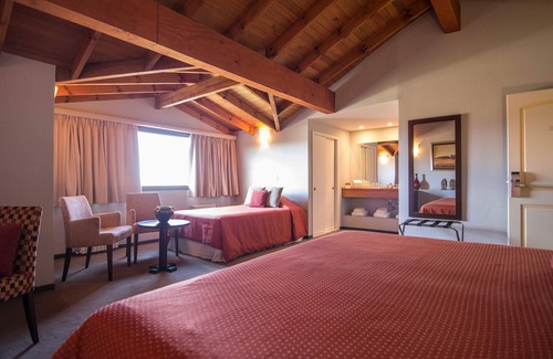 Macrozona Bahia Redonda y Primeros Faldeos Hotel | Discover Comfort at Rochester Calafate: 4-Star Experience