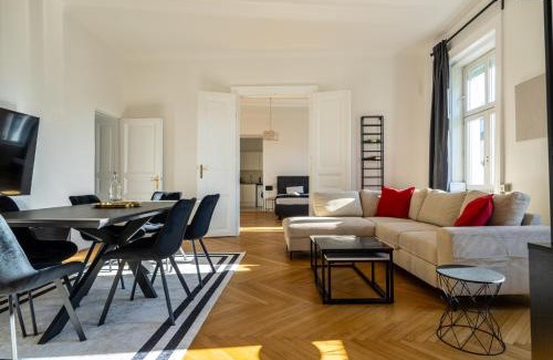 Weißgerber Apartment | Rochus Stylish Stays: Family-Friendly with Hot Tub Access