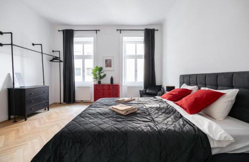 Weißgerber Apartment | Rochus Stylish Stays: Family-Friendly with Hot Tub Access