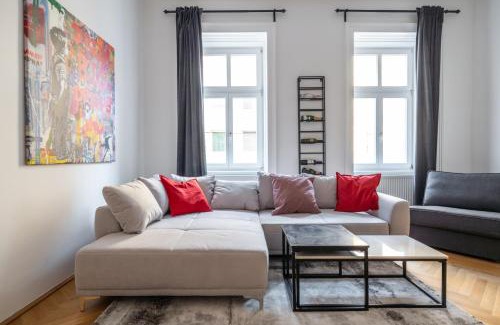 Weißgerber Apartment | Rochus Stylish Stays: Family-Friendly with Hot Tub Access