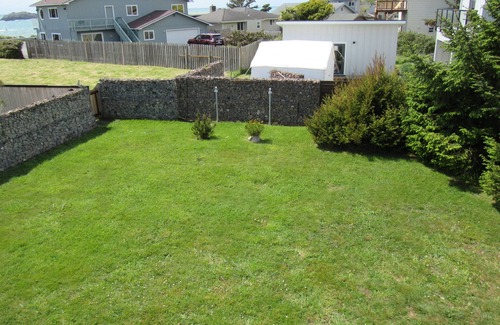 Crescent City North Cottage | Beachfront Rock and Wave Cottage: Pet-Friendly Retreat