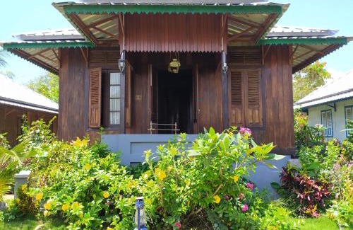 Tanjung Pandan Hotel | Oceanfront Bliss at Rock and Wreck Dive Resort