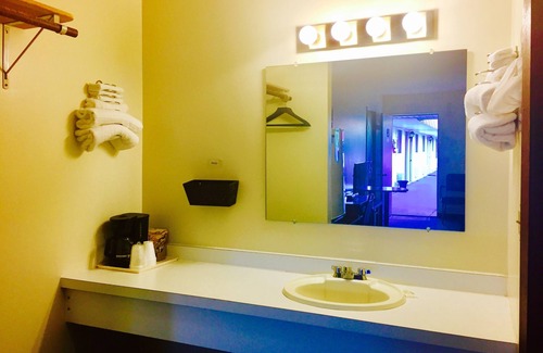 Minneapolis Hotel | Budget-Friendly Stay at Rock City Motel with Family Amenities