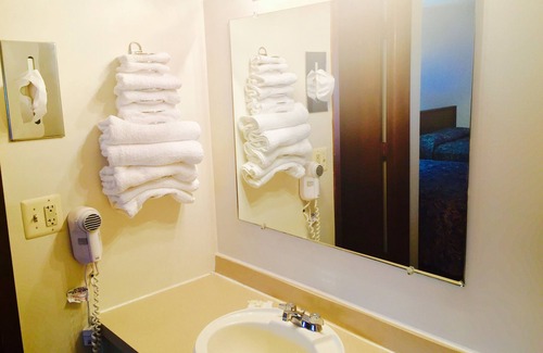 Minneapolis Hotel | Budget-Friendly Stay at Rock City Motel with Family Amenities